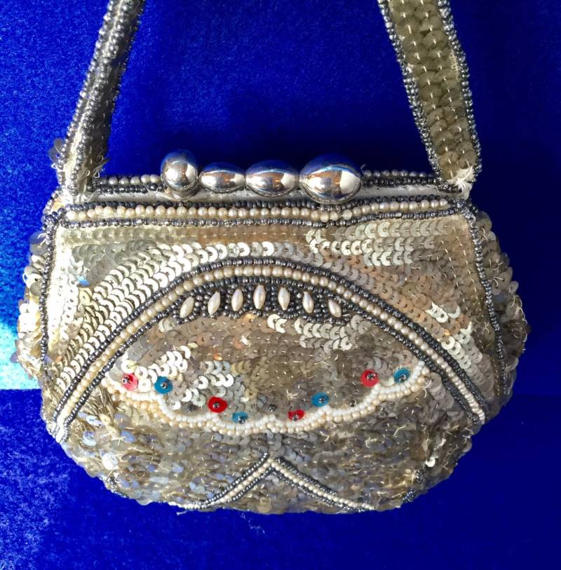 1920Er Vintage Art Deco Soft Silber Pailletten Perlen Abend Handtasche Flapper Debütantin Stil. Hergestellt in Belgien 1920Er Vintage Art Deco Soft Silber Pailletten Perlen Abend Handtasche Flapper Debütantin Stil. Hergestellt in Belgien von VintageTimeAfterTime