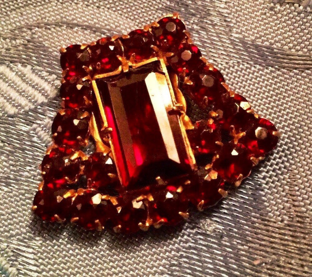 1930Er Art Deco Kleiderklammer Mit Einem Rechteckigen Krallen Glas Granat Cabochon 20 Kleinen Einfassung Im Goldton von VintageTimeAfterTime