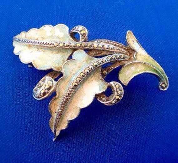 1940Er Jahre Markasiten & Emaille Blatt Brosche Auf Rhodium von VintageTimeAfterTime