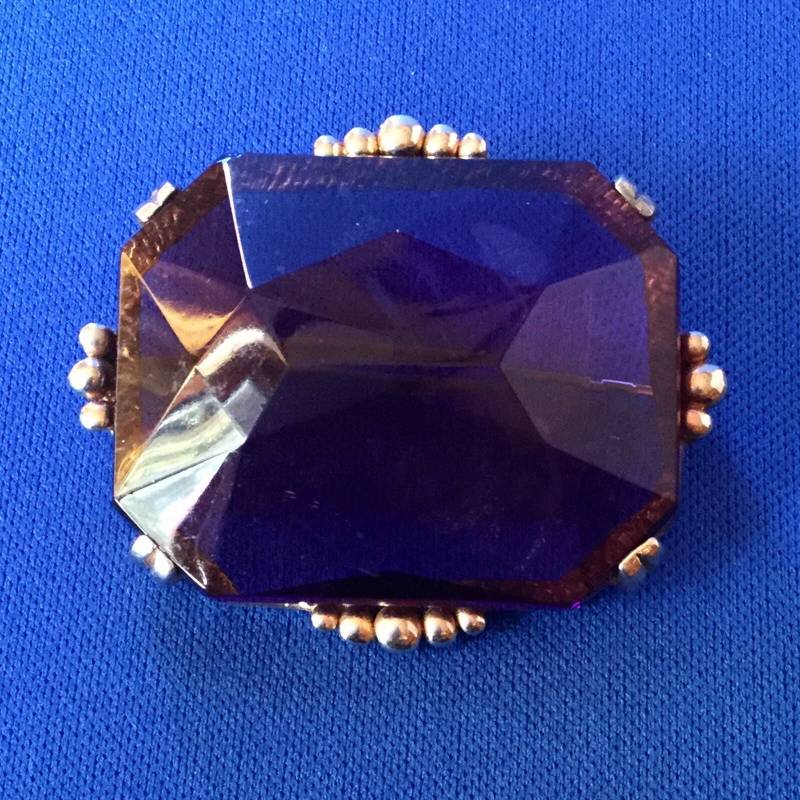 1950Er Jahre Amethyst Glas Brosche Oder Schärpe Pin Kralle in Einem Silberfarbenen Verzierten Rahmen 1950Er Jahre Amethyst Glas Brosche Oder Schärpe Pin Kralle in Einem Silberfarbenen Verzierten Rahmen von VintageTimeAfterTime