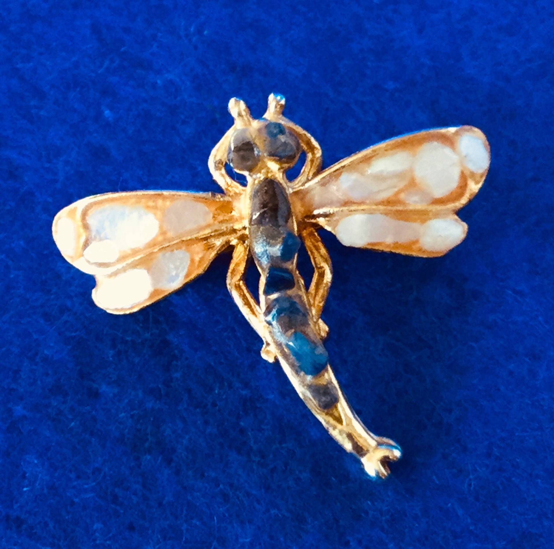 1950Er Jahre Libellen-Brosche - Mit Perlmutt-Intarsien Auf Goldfarbenem Körper, Besetzt Winzigen Amethyst-Chips von VintageTimeAfterTime