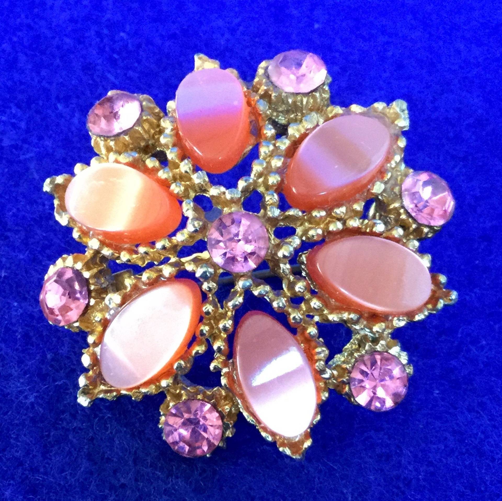 1950Er Jahre Rosa Blumen Brosche - Besetzt Mit Sieben Strasssteinen & Sechs Perlmutt Blütenblättern von VintageTimeAfterTime