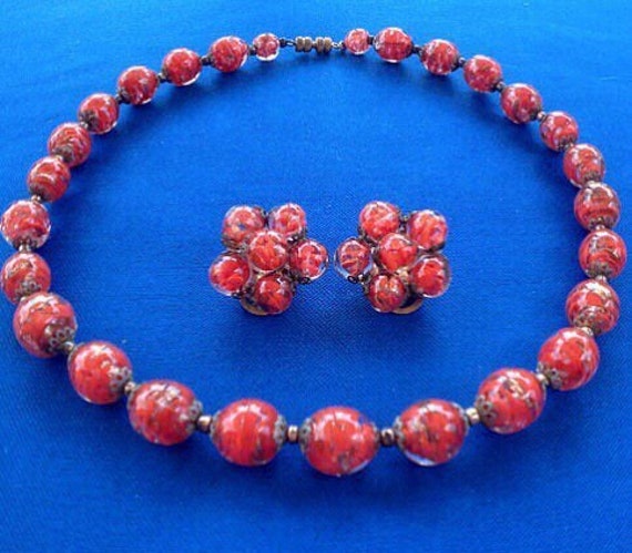 1950Er Jahre Rot Glas Und Folie Graduierte Perle Halskette Clip Auf Ohrringe Set von VintageTimeAfterTime