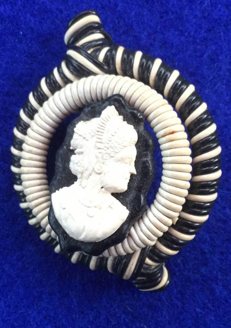 1950Er Jahre Schwarz Weiß Geflochtene Kunststoff Telefon Flex Cameo Brosche von VintageTimeAfterTime