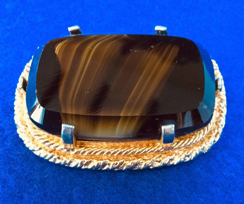 1950Er Jahre Vintage Polierte Facettierte Glas "Scots Achat' Abgerundete Rechteckige Brosche Klauen-Set in Goldfarbener Fassung von VintageTimeAfterTime