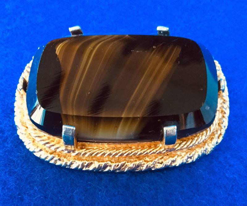 1950Er Jahre Vintage Polierte Facettierte Glas "Scots Achat' Abgerundete Rechteckige Brosche Klauen-Set in Goldfarbener Fassung von VintageTimeAfterTime