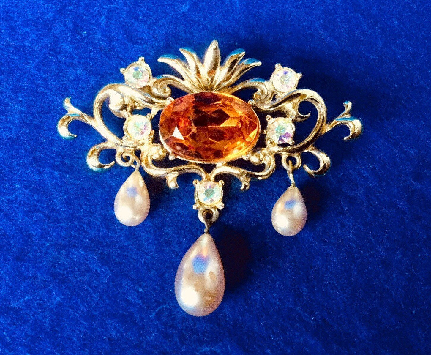 1950Er Jahre Vintage Renaissance-stil Silberfarbene Brosche Mit Einem Klauen-Cabochon Aus Glas, Aurora Borealis-strasssteinen Und Drei Tropfenperlen von VintageTimeAfterTime