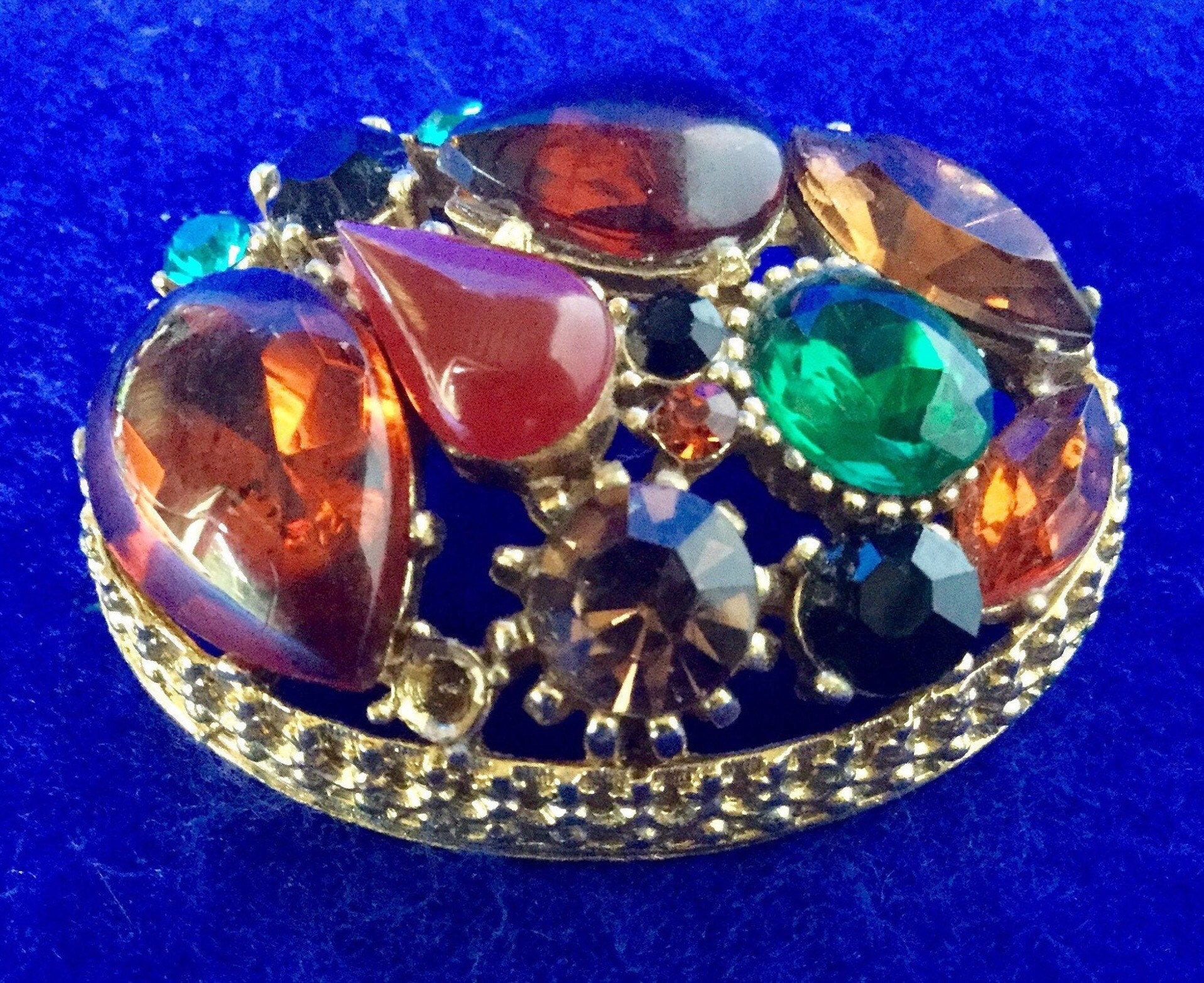 1950Er Jahre "Vintage Treasure' .ovale Juwelenbesetzte Brosche Mit Glas - Und Strass-Cabochons von VintageTimeAfterTime