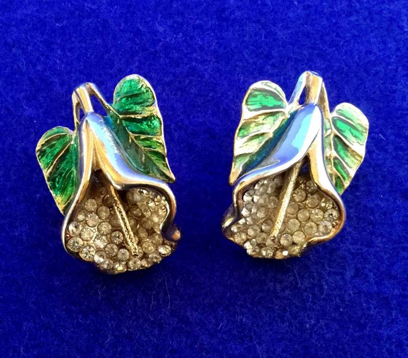 1950S Emaille Ohrringe Mit Lilien Motiv in Diamanté Auf Goldfarbenem Metall Ohrclips von VintageTimeAfterTime