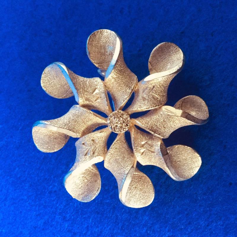 1950S Goldfarbene Blumenbrosche - Eine Blume Mit Acht Gedrehten Blütenblättern von VintageTimeAfterTime