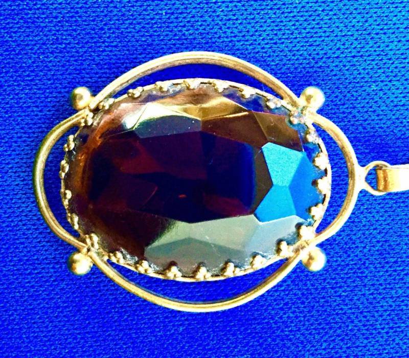 1950S Vintage Facettierter Oval Brauner Glaskralle Set Anhänger in Goldfarbener Fassung Mit Gedrehter Kette von VintageTimeAfterTime