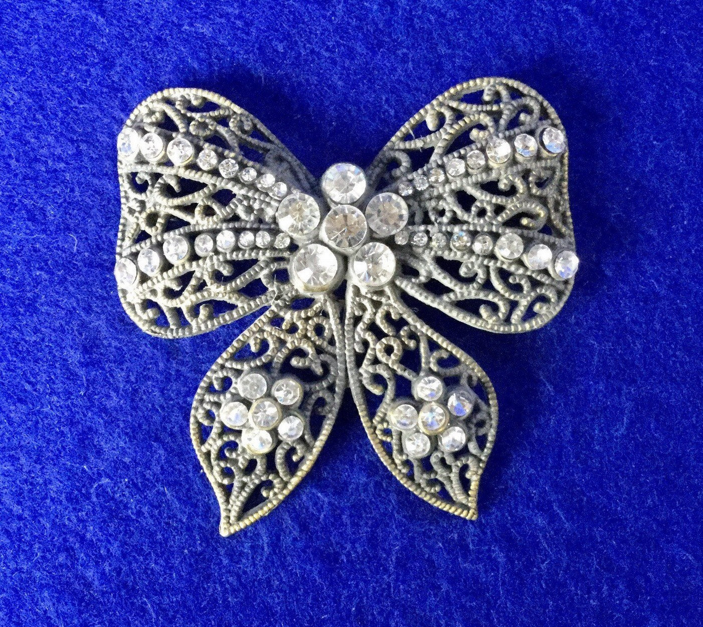 1950S Vintage "Filigrane Schleife' Brosche Aus Oxidiertem Messing Mit Strass von VintageTimeAfterTime