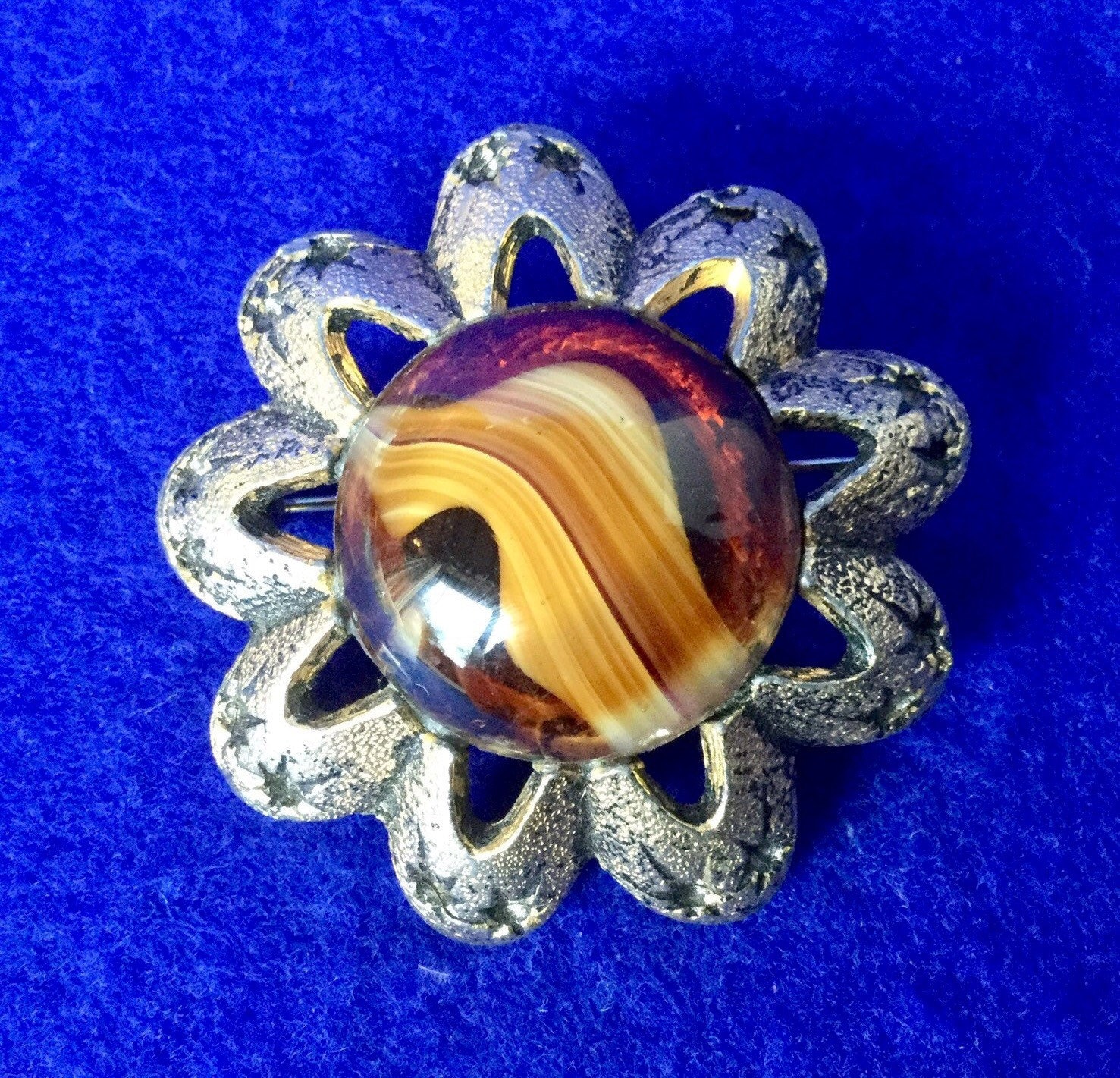 1950S Vintage Neunblättrige Blumen Brosche in Gold Mit Tigerauge Glas Cabochon von VintageTimeAfterTime