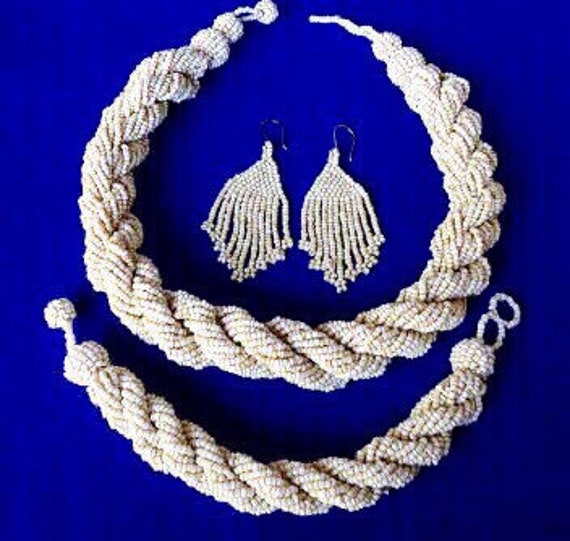 1970Er Jahre Verdrehte Weiße Perlen Halskette, Armband Und Ohrringe Set von VintageTimeAfterTime