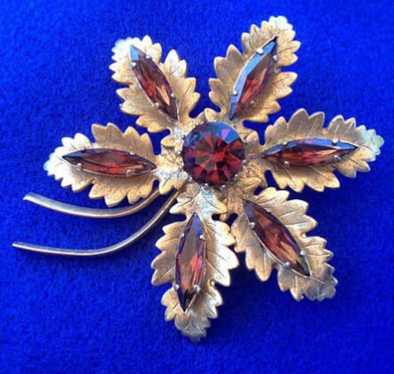 50Er Jahre Glas Und Goldfarbene Metallbrosche 50Er Jahre Glas Und Goldfarbene Metallbrosche von VintageTimeAfterTime