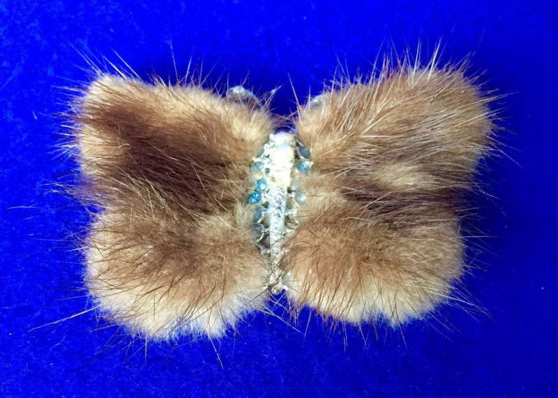 Absolut Fabelhafte Vintage 1950Er Jahre Nerz Schmetterling Brosche Mit Faux Perlen & Sapphire Strass Silberfarbenen Körper von VintageTimeAfterTime