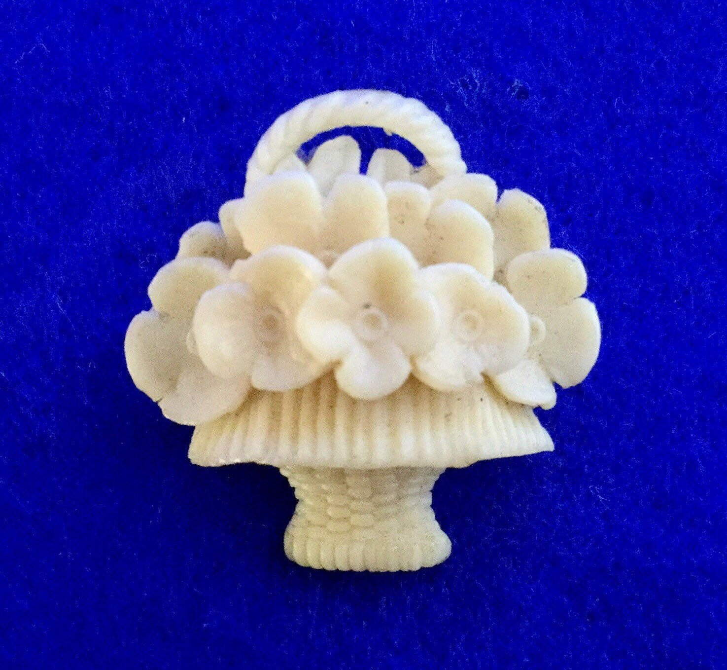 Antike 1920Er Jahre Edwardian Celluloid Blumenkorb-Brosche in Hochrelief-Cremefarbe von VintageTimeAfterTime