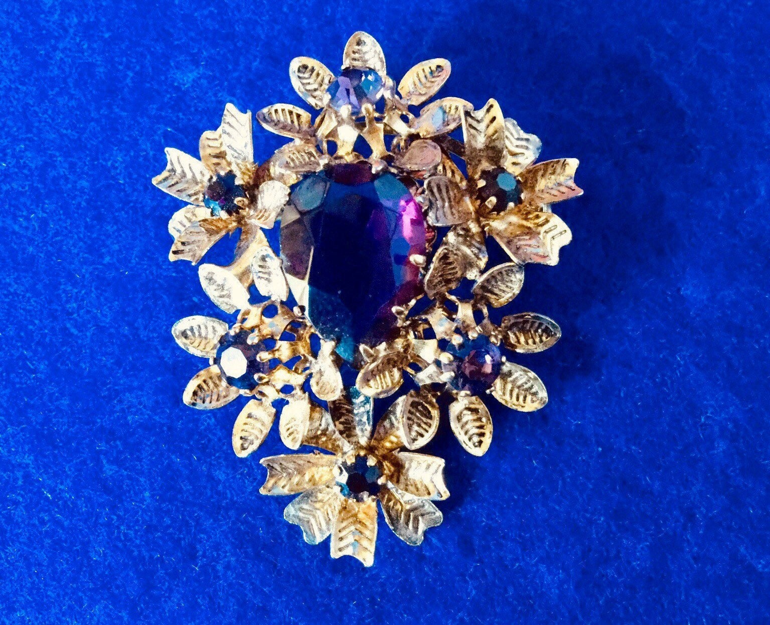 Atemberaubende 1950Er Jahre Vintage Renaissance Revival Brosche Aus Goldton Und Amethyst Glas von VintageTimeAfterTime