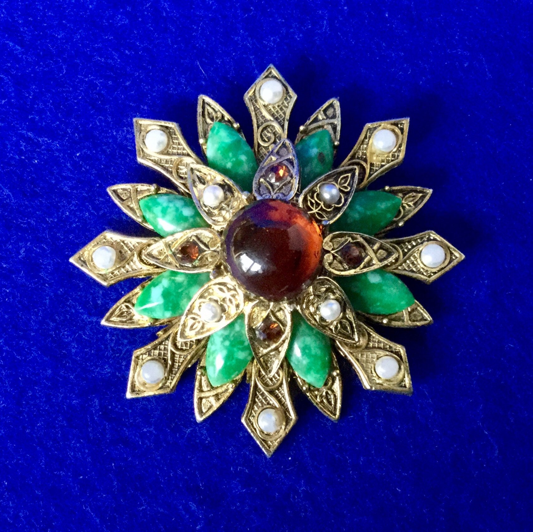Atemberaubende 1950S "Starburst' Renaissance Stil Brosche/Anhänger Kunstperlen, Glas & Jade Auf Goldfarbenem Metall von VintageTimeAfterTime