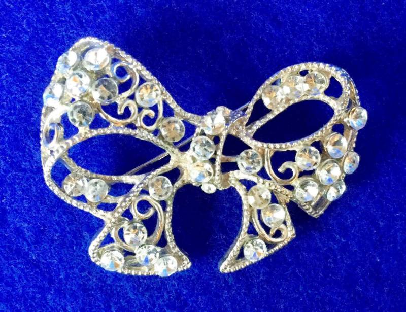 Atemberaubende 1950S Vintage Strass Schleife Brosche Aus Silberfarbenem Metall von VintageTimeAfterTime