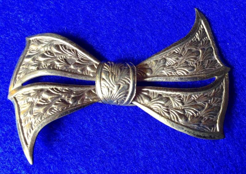 Edwardian Pressmessing Bogen Motiv Brosche von VintageTimeAfterTime