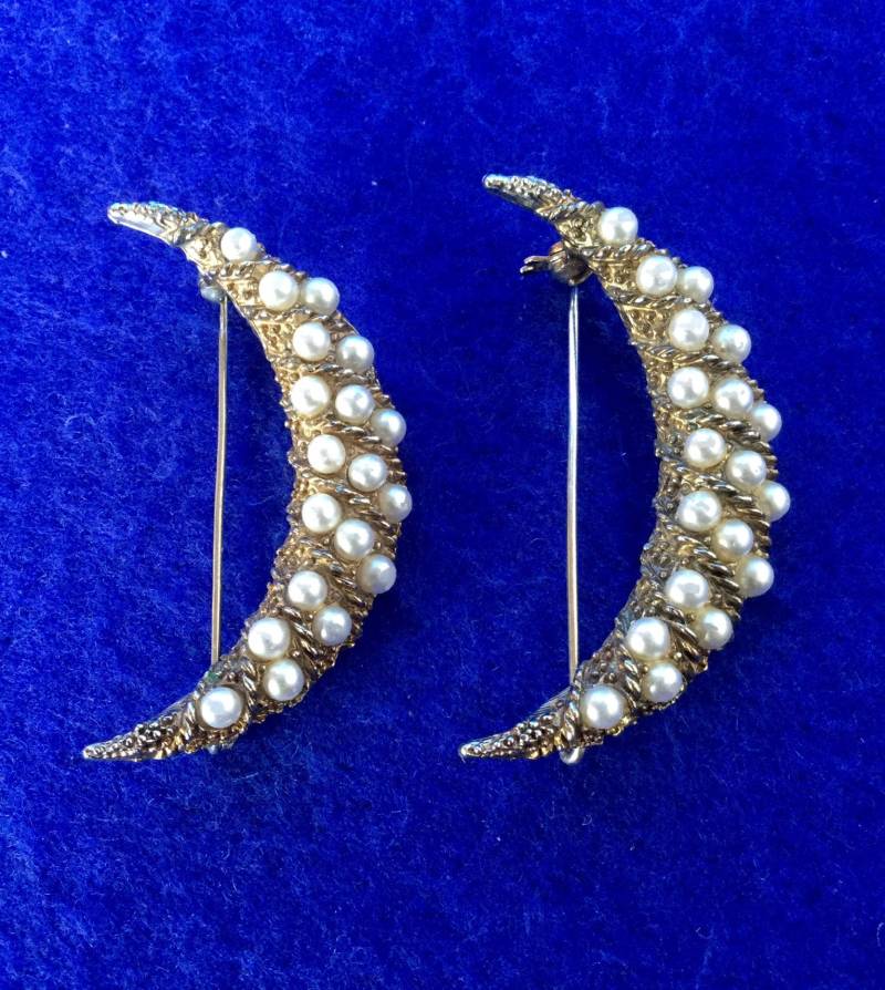 Ein Paar 50Er Jahre Art Deco Halbmond Broschen Mit Kunstperlen von VintageTimeAfterTime