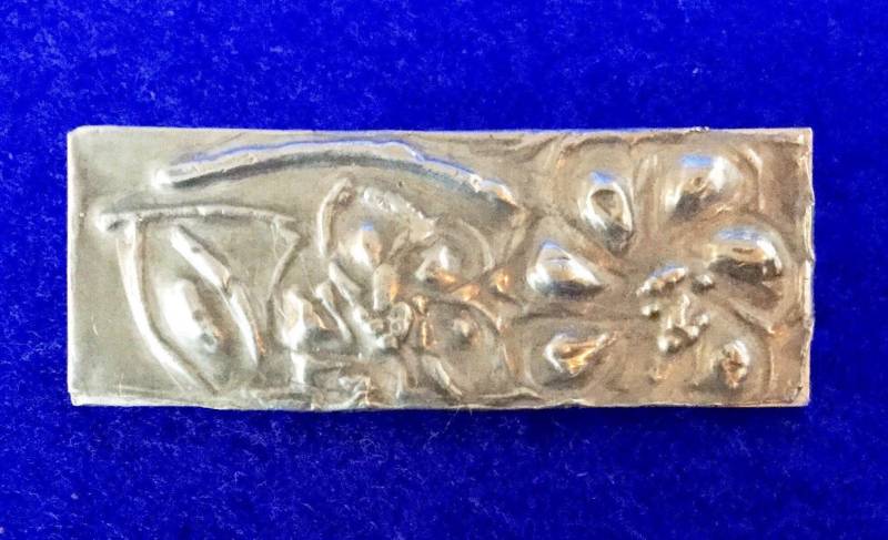 Einzigartige 1920Er Jugendstil Rechteckige Hochrelief-Hochrelief-Brosche Aus Zinn Mit Blumenmotiv von VintageTimeAfterTime