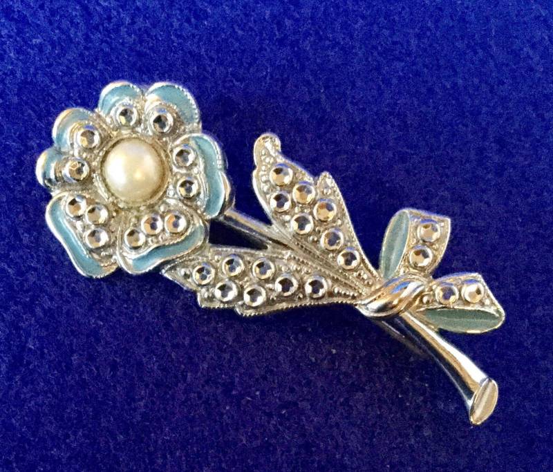 Mid-Century Blume Aus Gepresstem Metall Mit Diamante-Effekt, Blaue Emaille-Blütenblätter Und Zentrale Kunstperlen-Cabochon von VintageTimeAfterTime