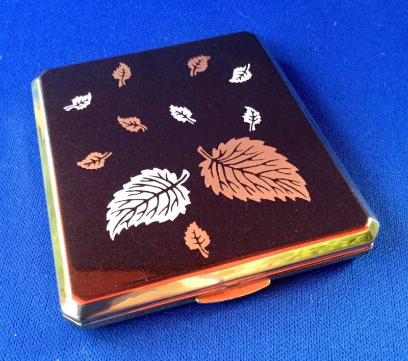 Seltener 1960Er Jahre Selbstöffner Countess Taschenspiegel Mit Blattdesign in Keil - Oder Trapezform von VintageTimeAfterTime
