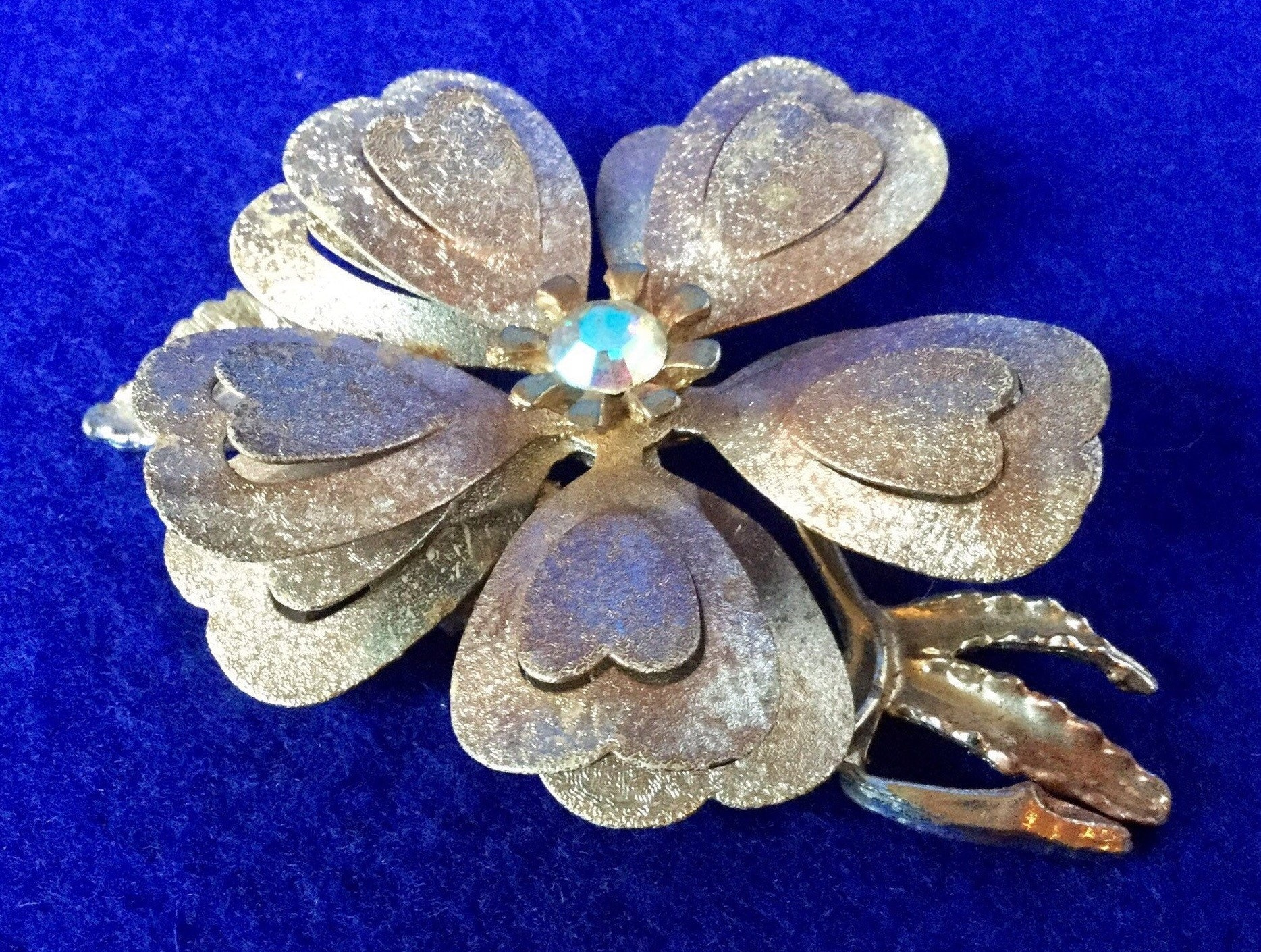 Spektakuläre 1950S Vintage Brosche Mit Herzförmigen Blütenblättern & Aurora Borealis Strass von VintageTimeAfterTime