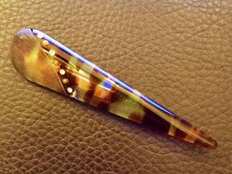 Stilvolle 1930S Art Deco Brosche Aus Künstlichem Schildpatt Mit Celluloid & Strass in Tropfenform Stilvolle 1930S Art Deco Brosche Aus Künstlichem Schildpatt Mit Celluloid & Strass in Tropfenform von VintageTimeAfterTime