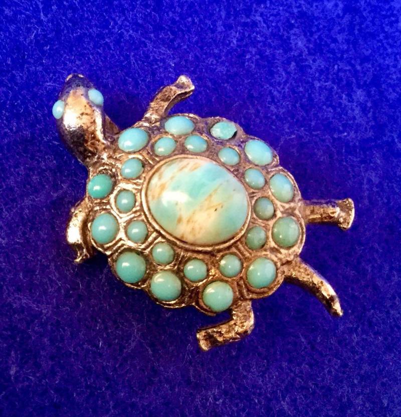 Vintage ‚Tiny Schildkröte' Brosche. Silberfarbener Metall Anhänger Mit Einem Türkis Cabochon Umgeben Von 26 Kleinen Glassteinen Vintage ‚Tiny Schildkröte' Brosche. Silberfarbener Metall Anhänger Mit Einem Türkis Cabochon Umgeben Von 26 Kleinen Glassteinen von VintageTimeAfterTime