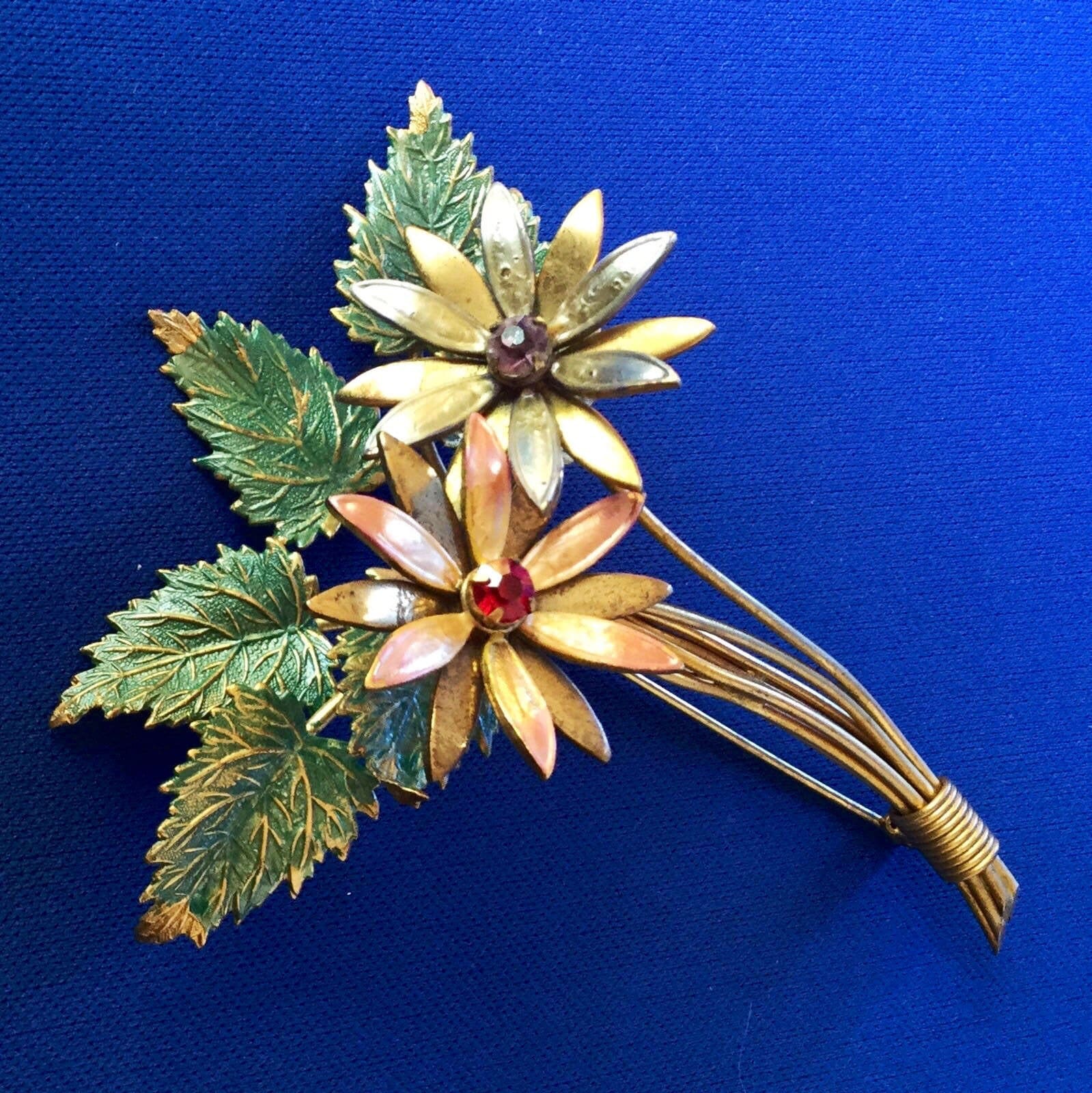 Vintage 1930Er Jahre Brosche Kaltlackiert Goldton Und Messing Blumenstrauß Ansteckbrosche Mit Rubin - Amethyststrass von VintageTimeAfterTime