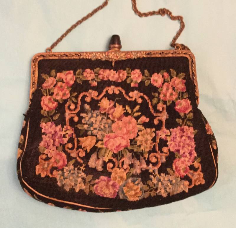 Vintage 1930Er Jahre Edwardian French Floral Petit Point Antike Geldbörse Mit Blumenmotiv Und Exquisite Emaillierte Blumen-Messingrahmen von VintageTimeAfterTime