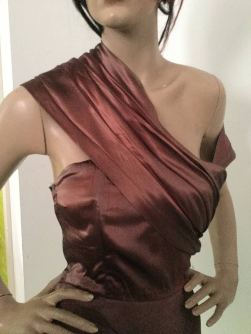 Vintage 1947 Gertrude Carol Von Knightsbride Schokoladenbraunes Satinkleid in Voller Länge Mit Einem Markanten Drapierten Schulterdetail von VintageTimeAfterTime