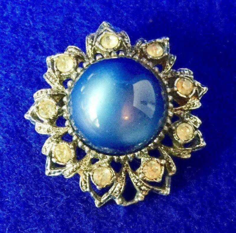 Vintage 1950Er Jahre Brosche in Stilisierte Blume Motiv Mit Strass & Perlmuttfarbenen Kuppel Cabochondiese Hat Ruhige Dramatik. Das Cabochon Ist Vintage 1950Er Jahre Brosche in Stilisierte Blume Motiv Mit Strass & Perlmuttfarbenen Kuppel Cabochondiese Hat Ruhige Dramatik. Das Cabochon Ist von VintageTimeAfterTime