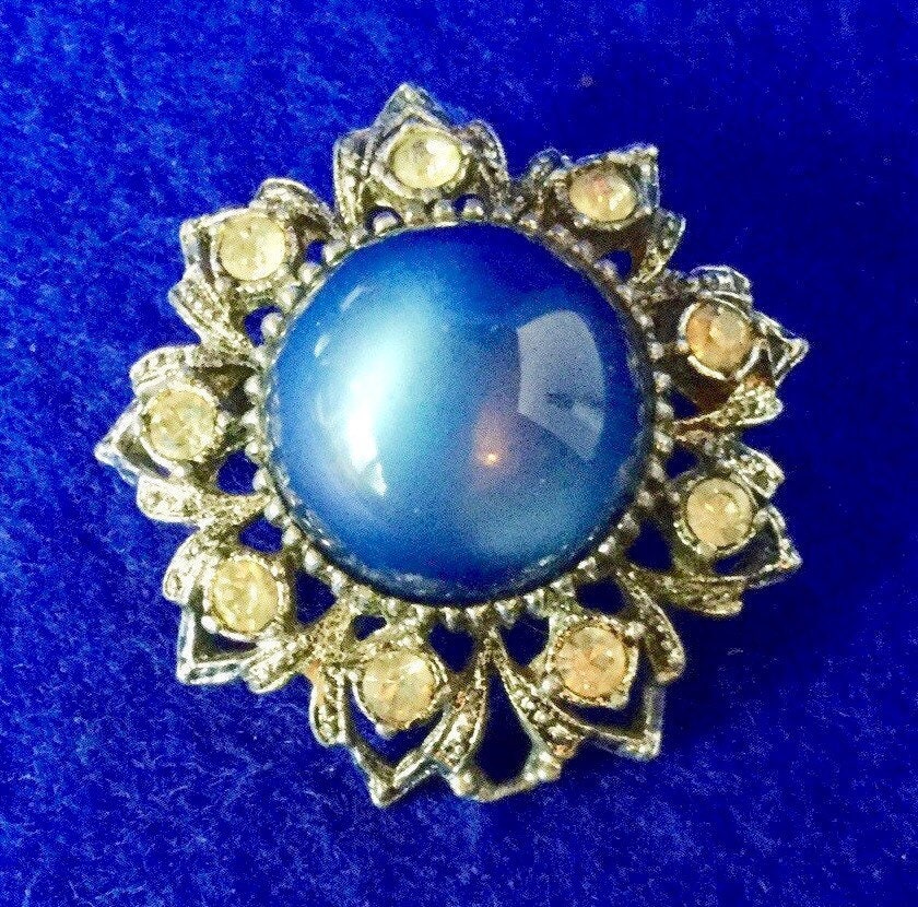 Vintage 1950Er Jahre Brosche in Stilisierte Blume Motiv Mit Strass & Perlmuttfarbenen Kuppel Cabochondiese Hat Ruhige Dramatik. Das Cabochon Ist von VintageTimeAfterTime
