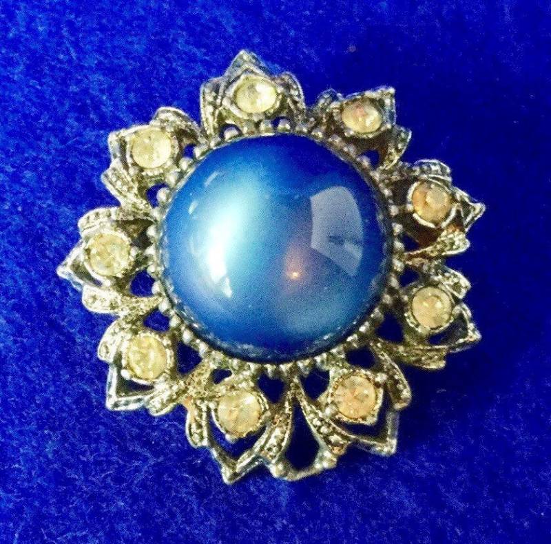 Vintage 1950Er Jahre Brosche in Stilisierte Blume Motiv Mit Strass & Perlmuttfarbenen Kuppel Cabochondiese Hat Ruhige Dramatik. Das Cabochon Ist von VintageTimeAfterTime