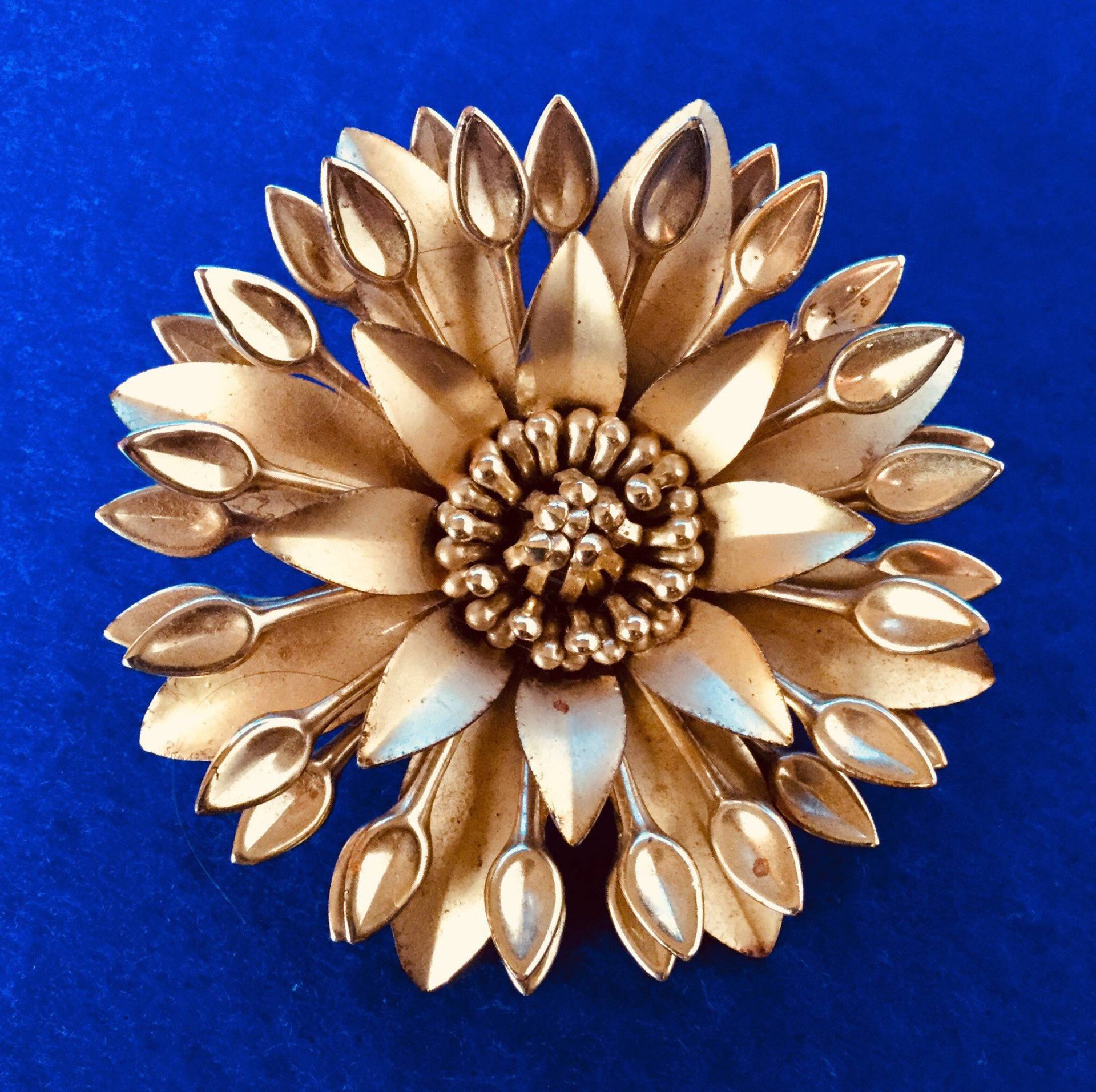 Vintage 1950S Blumen Brosche Aus Eloxiertem Goldfarbenen Metall von VintageTimeAfterTime