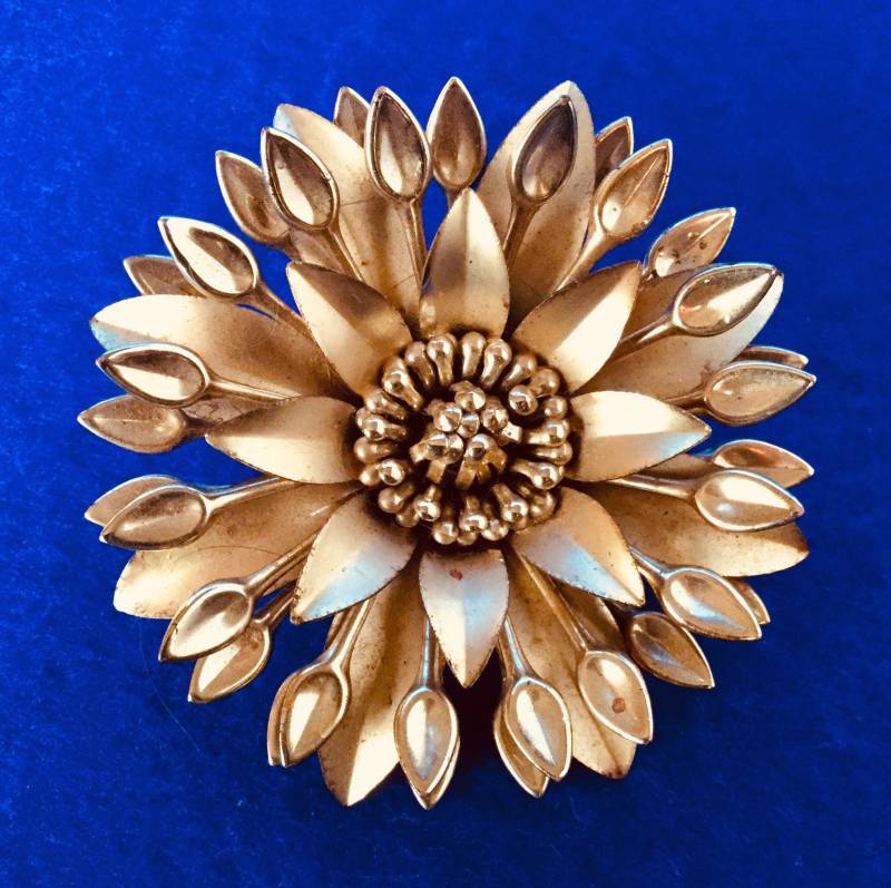 Vintage 1950S Blumen Brosche Aus Eloxiertem Goldfarbenen Metall von VintageTimeAfterTime