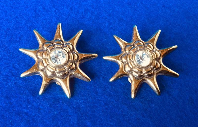 Vintage 1950S Goldfarbene, Ternförmige Ohrclips Mit Strasssteinen von VintageTimeAfterTime