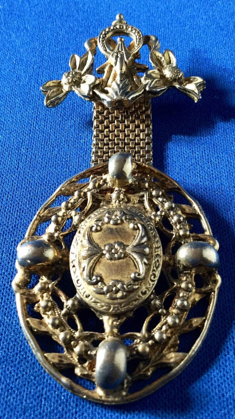 Vintage 1950S Hollywood Schmuck Gold Ton Renaissance Monumental Anhänger Brosche von VintageTimeAfterTime