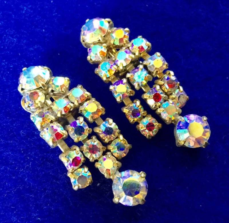 Vintage 1950S Krallen Set Aurora Borealis Strass Clip On Tropfen Ohrringe von VintageTimeAfterTime