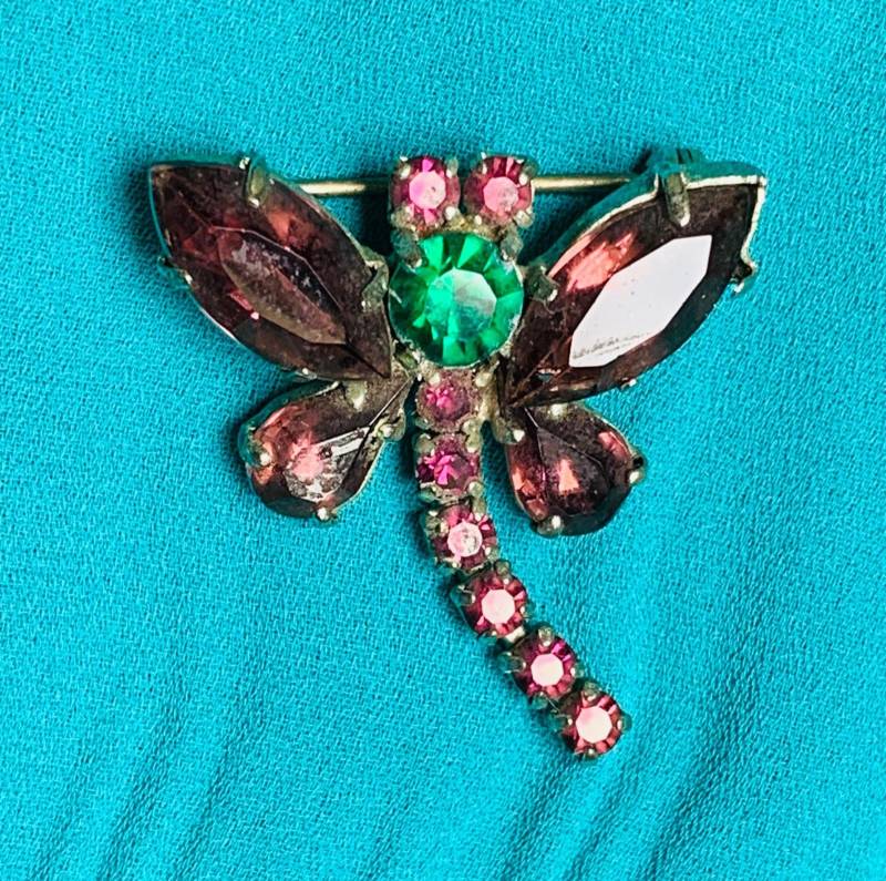 Vintage 1950S Libellen Brosche - Mit Facettierten Amethyst & Smaragd Strasssteinen Auf Einem Silberfarbenen Metallkörper von VintageTimeAfterTime