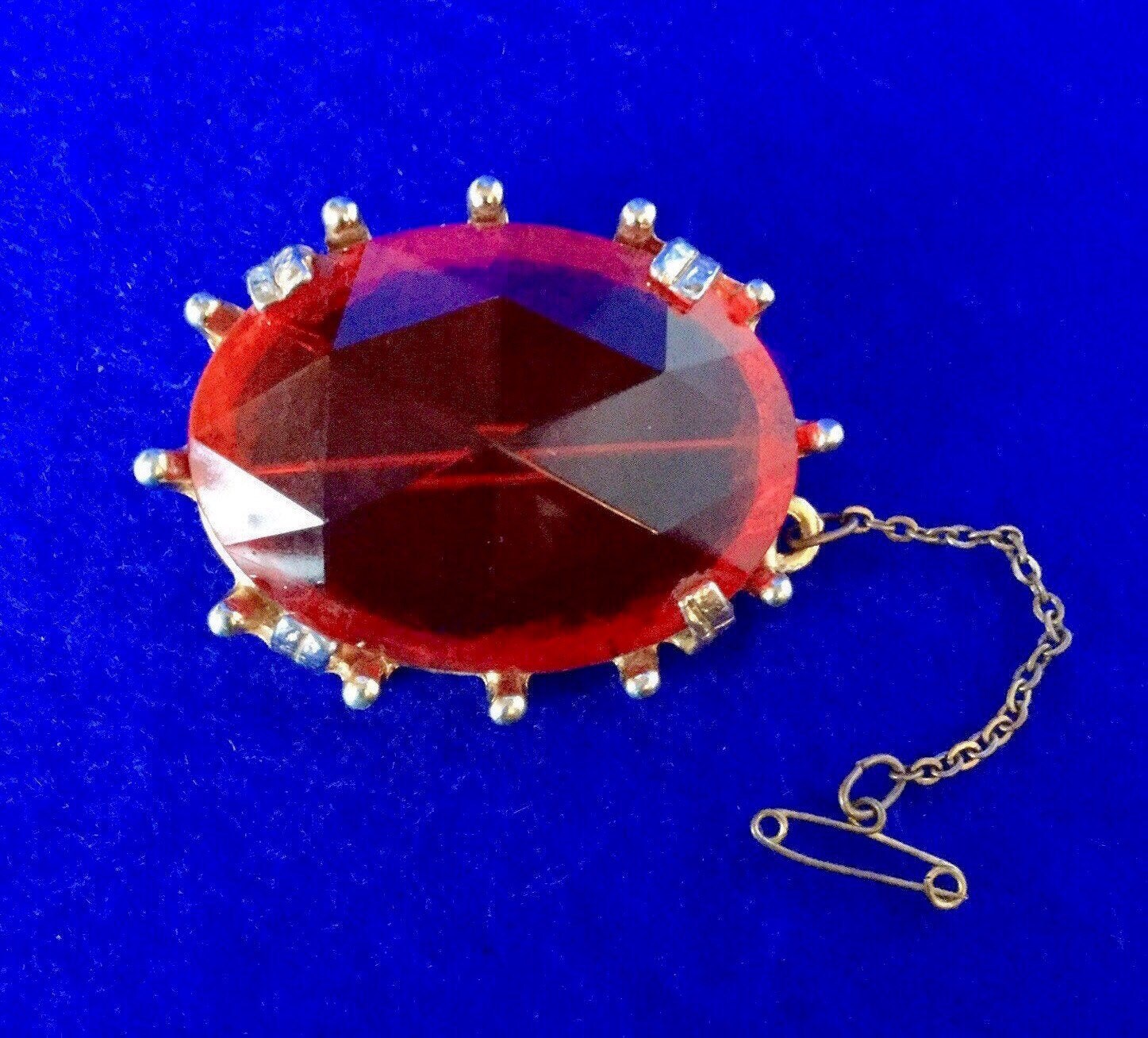 Vintage 1950S Ovale Brosche Mit Facettiertem Rotem Glasstein von VintageTimeAfterTime