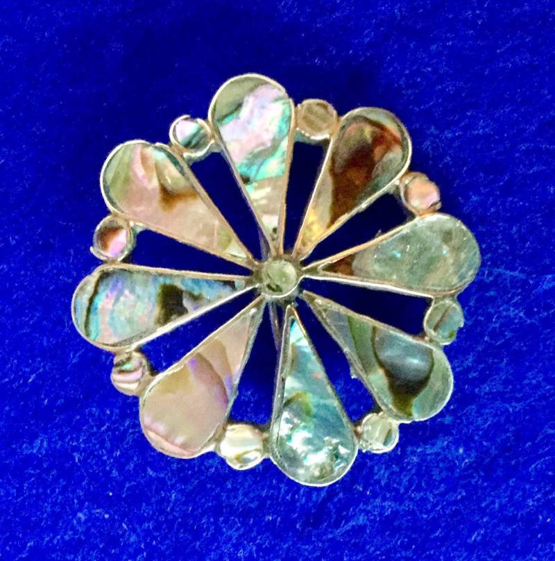 Vintage 1960Er Jahre Abalone Brosche Mit Blütenblatt Motiv in Ungemarkt Silber Oder Weißmetall. Dies Ist Eine Auffällige Unmarkierte Silberne von VintageTimeAfterTime