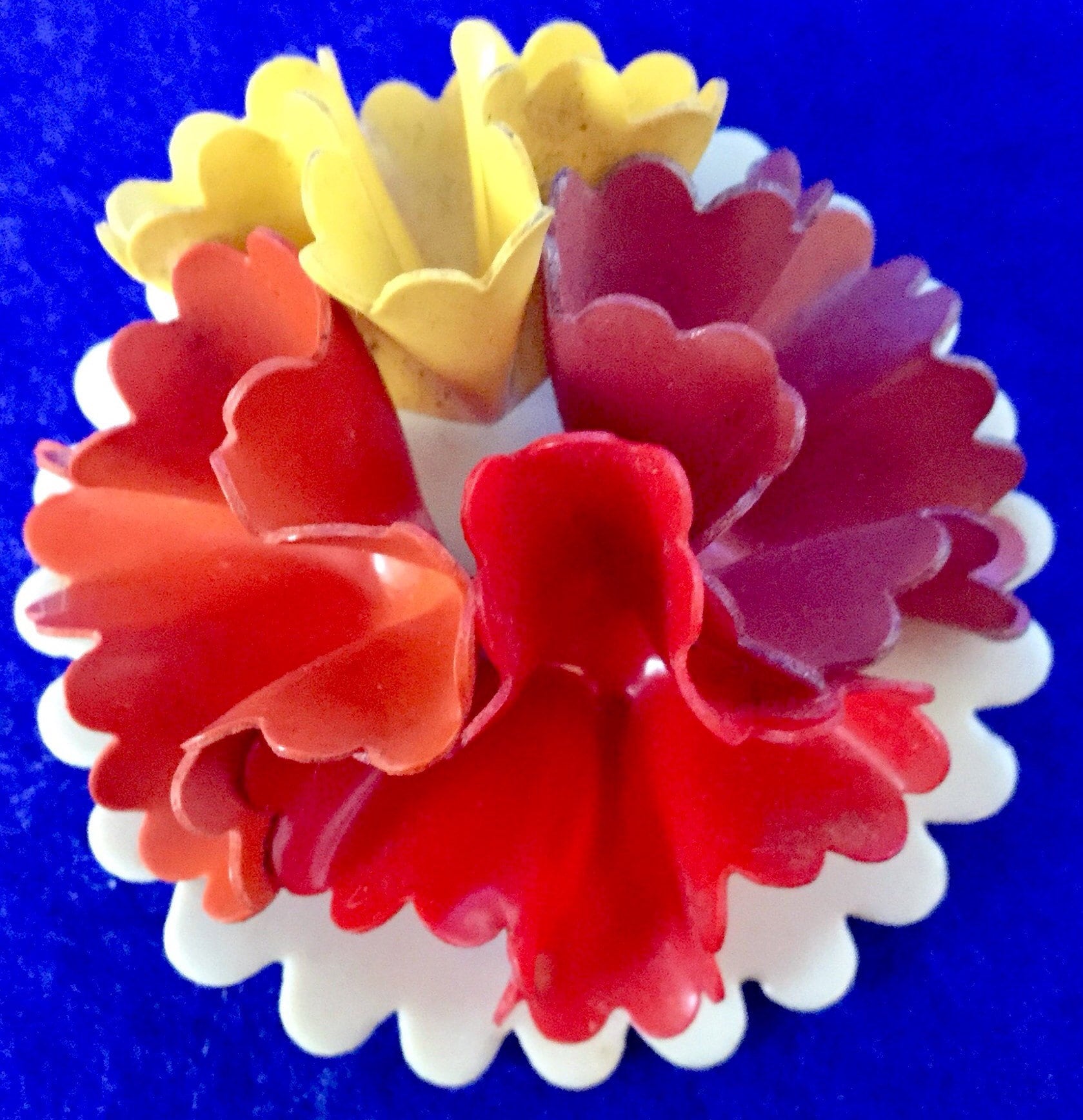 Vintage 1960Er Jahre Kunststoff Blumen Brosche von VintageTimeAfterTime