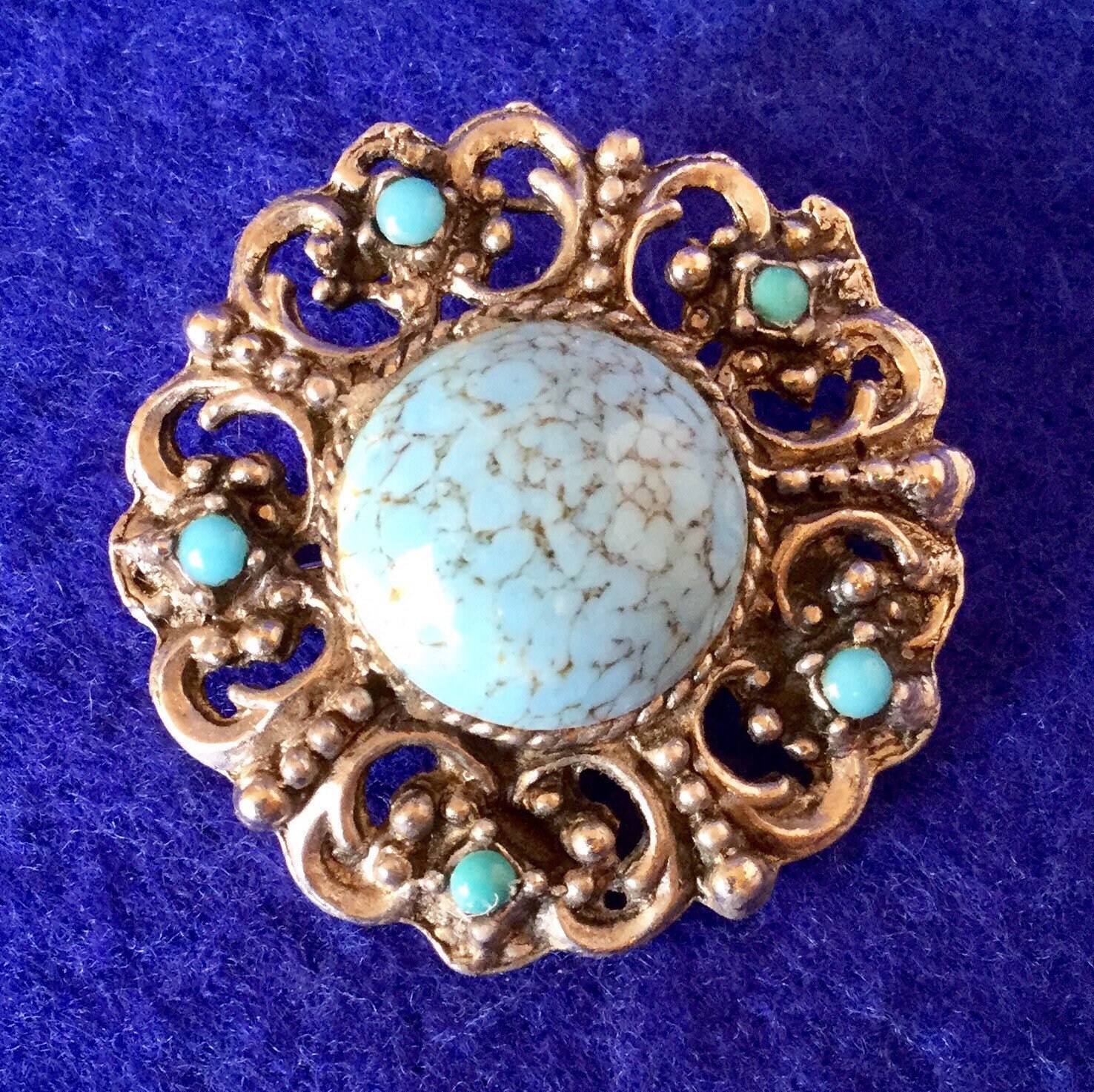 Vintage "Blue Moon' Renaissance Brosche Auf Silberfarbenem Metall Mit Türkisem Glas Cabochon Und 5 Kleinen Glassteinen von VintageTimeAfterTime