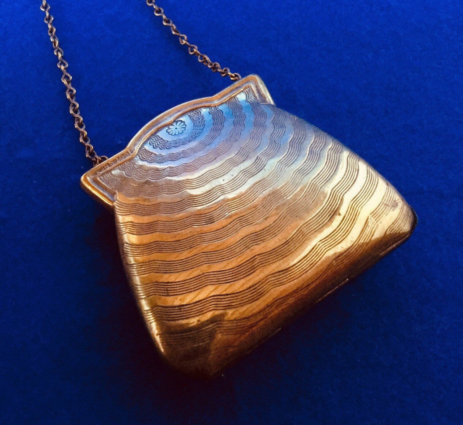 Vintage Edwardian Punzierte Messing Abendtasche An Einer Kette in Stilisierter Geldbeutel Form von VintageTimeAfterTime