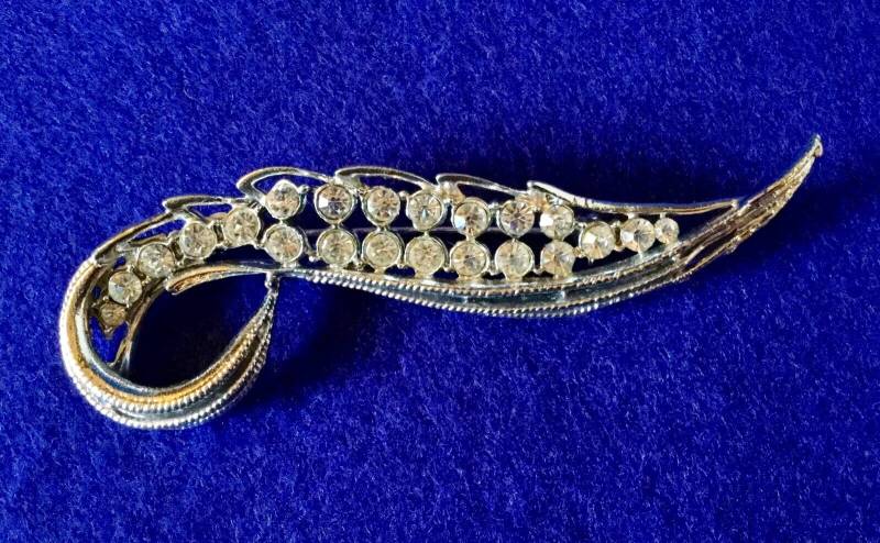 Vintage Mid Century Strass Brosche in Blattform Mit 22 Strasssteinen von VintageTimeAfterTime